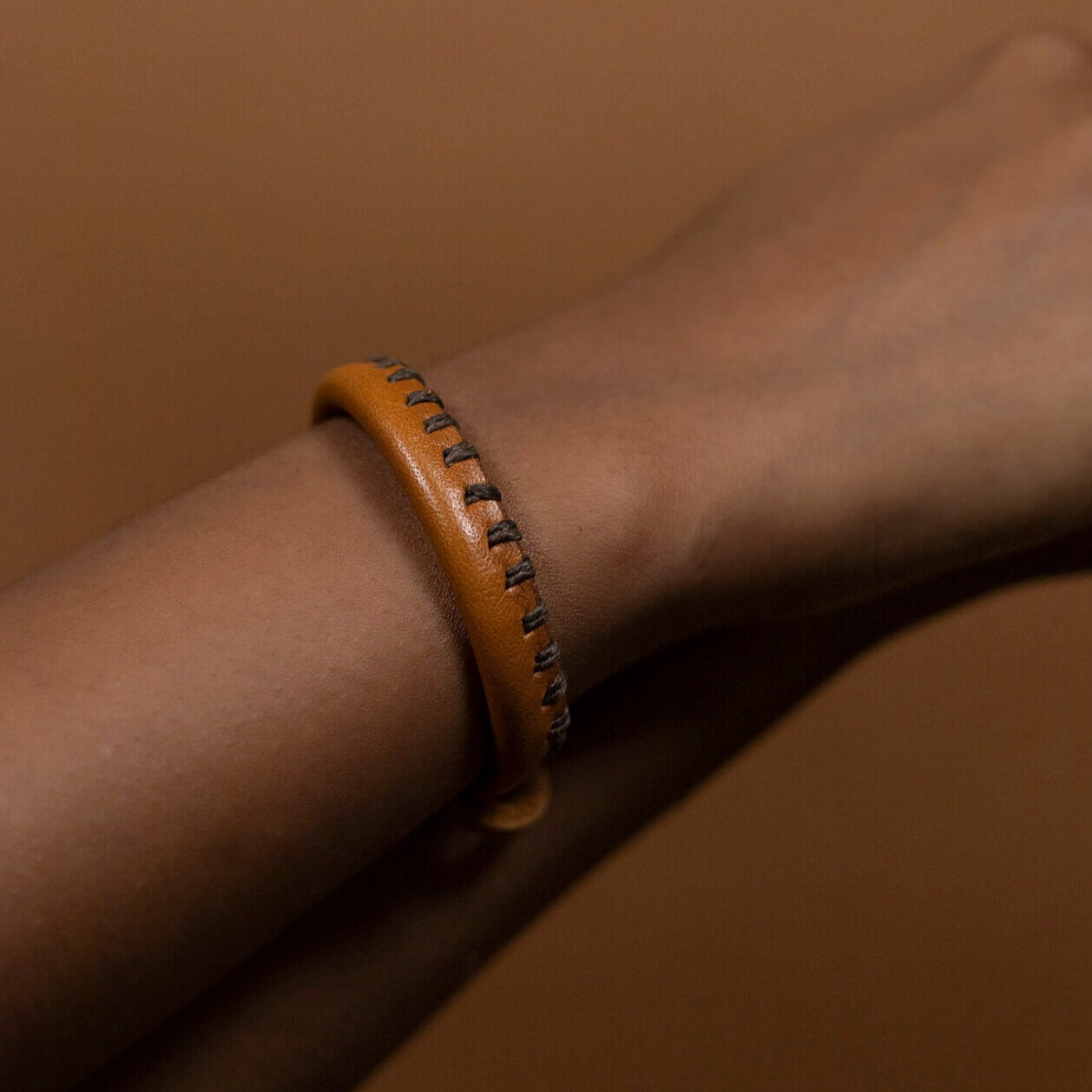 Haiti Design Co - Bracelet en cuir cousu